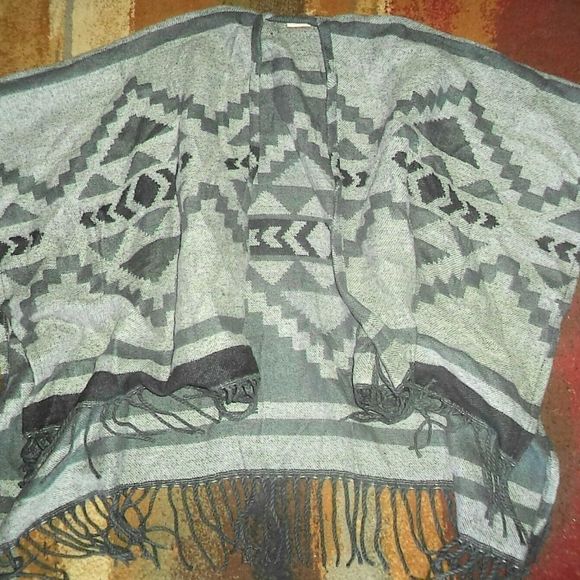 HOLLISTER SHRUG KNIT CARDIGAN FRINGE SHORT SLEEVE TOP AZTEC WOMENS SIZE XS/S - Picture 2 of 5